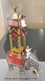 Reconstrucción del Reloj con forma de elefante de al-Yazari, siglo XIII. Palacio Dar Al-Horra - Granada Reloj. Reconstrucción del Reloj con forma de elefante de al-Yazari, siglo XIII. Palacio Dar Al-Horra - Granada