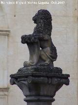 Palacio de las Cadenas. Len derecho