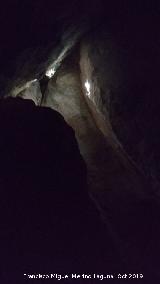 Haz de luz iluminando las pinturas Pinturas rupestres de la Cueva del Canjorro I. Haz de luz iluminando las pinturas