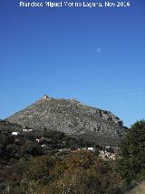Con la Luna sobre él Castillo de la Peña. Con la Luna sobre él