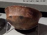 Cazuela realizada a mano de superficie bruñida y con decoración esgrafiada. Museo Ibero de Jaén Necrópolis Preibera del Cerro de los Vientos. Cazuela realizada a mano de superficie bruñida y con decoración esgrafiada. Museo Ibero de Jaén
