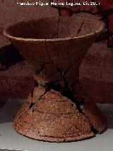 Soporte de tipo carrete realizado a mano y con decoración pintada Necrópolis Preibera del Cerro de los Vientos. Soporte de tipo carrete realizado a mano y con decoración pintada