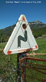 Señal de tráfico aprovechada como poste de valla Aldea La Hueta. Señal de tráfico aprovechada como poste de valla